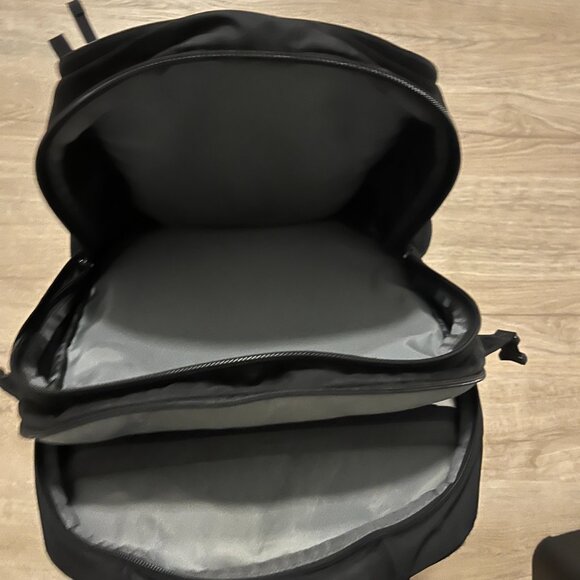 North Face Surge Backpack Black FlexVent Laptop Padded Straps Outdoor Travel Bag - Picture 3 of 3